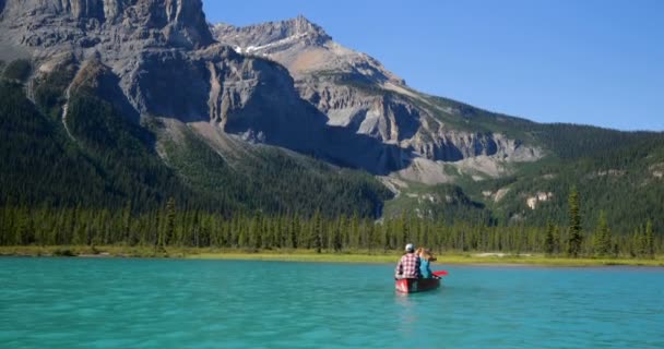 Achteraanzicht Van Jong Koppel Roeiboot Een Turquoise Rivier Prachtige Bergen — Stockvideo