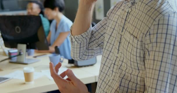 Close Executivo Masculino Falando Celular Escritório Colegas Trabalhando Fundo — Vídeo de Stock