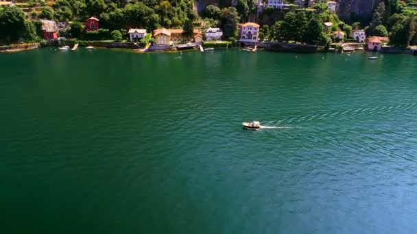 Belle Ville Entourée Arbres Verts Luxuriants Petites Villes Avec Lac — Video