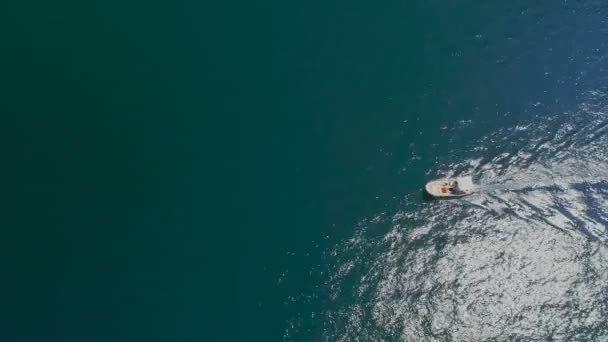 Luftaufnahme Des Bootssegelns See Oberfläche Des Türkisfarbenen Wassers — Stockvideo