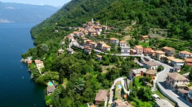 Güzel şehir yemyeşil yeşil ağaçları ile çevrili. Küçük kasaba Gölü 4 k ile birlikte