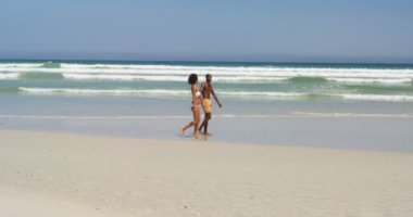 Romantik Çift el ele kumsalda yürüyüş. 4 k birbirleriyle etkileşim Çift