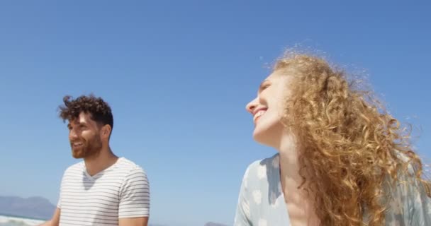 Pareja Feliz Caminando Con Bicicleta Playa Pareja Interactuando Entre — Vídeo de stock