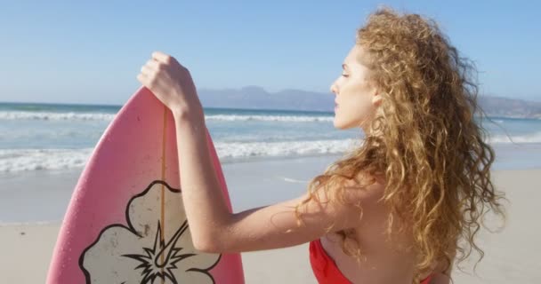 Surfista Femenina Pie Con Tabla Surf Playa Vista Trasera Del — Vídeo de stock