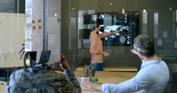 Şirket Yöneticileri Dijital Ekran Üzerinde Tartışıyor Birlikte Çalışma Toplantısında Şirket — Stok video