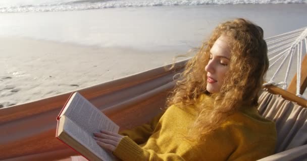 Kvinna Läser Bok Hängmattan Stranden Kvinna Avkopplande Hängmatta — Stockvideo