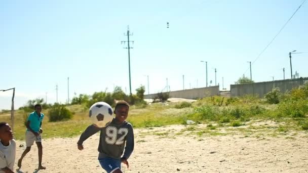 Jugador Jugando Fútbol Suelo Chico Pateando Pelota Campo Deportes — Vídeo de stock