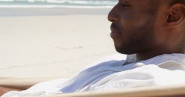Adam hamak Beach rahatlatıcı. Adam 4k yan görünüm