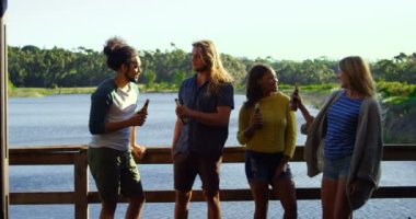 Adam kadını kabinde dans ederken bira içmek. Arkadaşlar eğlenmeye Kabin 4 k