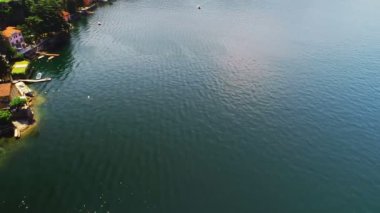 Güzel göl kasaba ve yeşil ağaçları ile çevrili, hava. Turkuaz su 4k yüzey