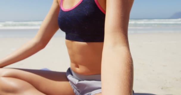 Mujer Realizando Yoga Playa Día Soleado Mar Tranquilo Hermoso Cielo — Vídeos de Stock