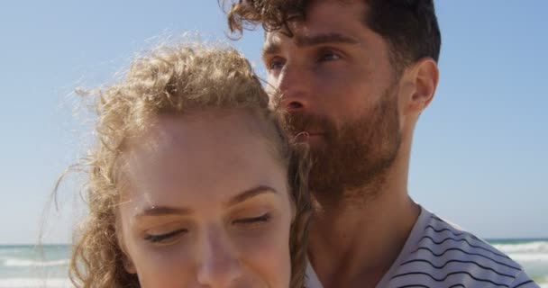 Una Pareja Romántica Abrazándose Playa Pareja Romántica — Vídeo de stock