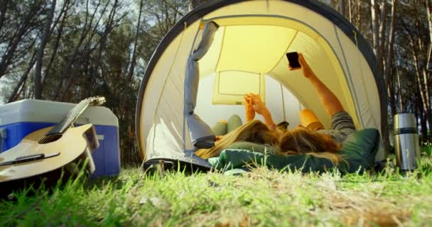 Pasangan Muda Mengklik Selfie Dengan Ponsel Tenda Pasangan Berkemah Hutan — Stok Video