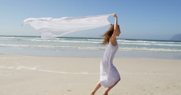 Mujer Corriendo Por Mar Con Una Playa Scarf Agitando Mujer — Vídeo de stock