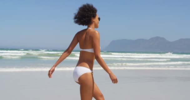 在阳光明媚的日子里 在海滩上玩得很开心的女人 兴奋的妇女走在海滩4K — 图库视频影像