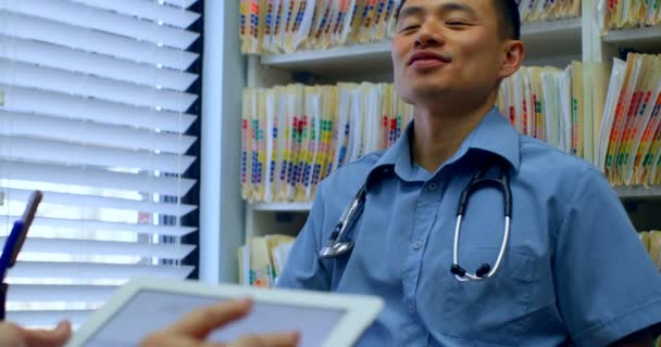 Joven Médico Asiático Paciente Senior Discutiendo Través Tableta Digital Clínica — Vídeo de stock