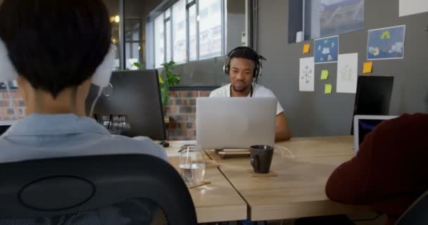 Attente Mannelijke Uitvoerend Laptop Gebruiken Office Medewerker Werkt Voorgrond — Stockvideo