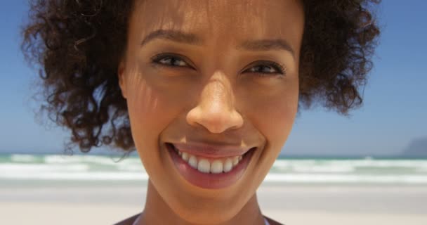Κοντινό Πλάνο Γυναίκα Που Χαμογελά Στην Παραλία Μια Ηλιόλουστη Ημέρα — Αρχείο Βίντεο