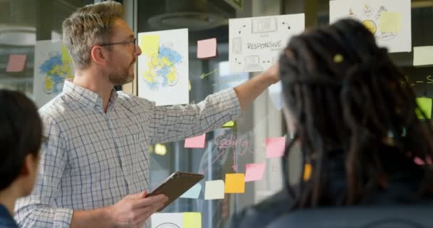 Obchodní Lidé Diskutovat Nad Sticky Notes Úřadu Obchodní Lidé Pracují — Stock video