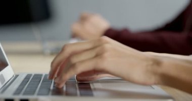 Ofiste dizüstü bilgisayar üzerinde çalışan iş adamları. İş adamları birlikte çalışan 4 k