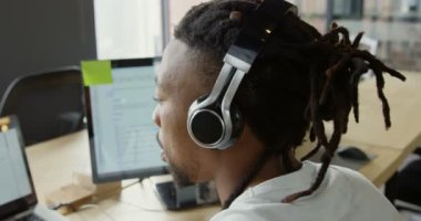 Erkek yönetici bilgisayarda Office masasında çalışıyor. Laptop Masası 4k