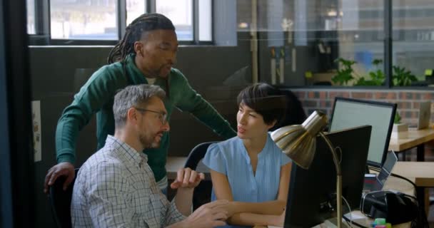 Gente Negocios Discutiendo Por Computadora Oficina Gente Negocios Trabajando Juntos — Vídeos de Stock