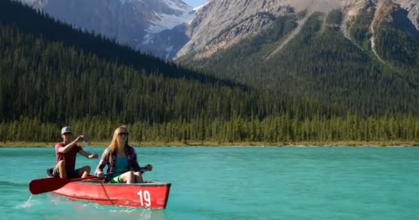 Vorderansicht Eines Jungen Paares Ruderboot Auf Einem Türkisfarbenen Fluss Der — Stockvideo