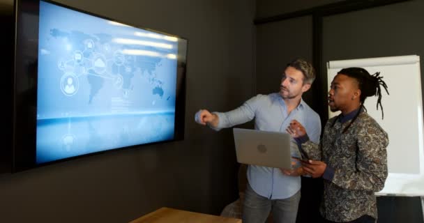 Meslektaşım Dijital Ekran Üzerinde Tartışıyor Erkek Yöneticiler Konferansı Birlikte Çalışan — Stok video