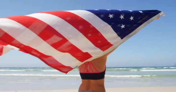 Kobiety Owinięte American Flag Standing Plaży Kobieta Trzyma Amerykańską Flagę — Wideo stockowe