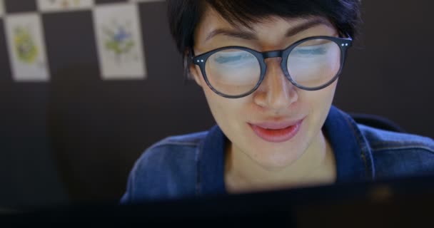 Kadın Yönetici Bilgisayarda Office Masasında Çalışıyor Kadın Yönetmeni Close — Stok video