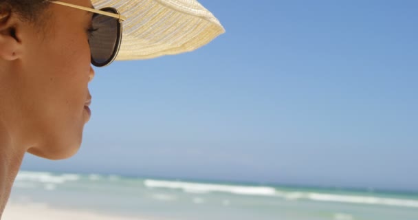 Primer Plano Mujer Mirando Vista Playa Las Olas Del Mar — Vídeos de Stock