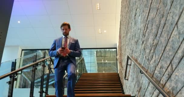 Ofiste Cep Telefonu Konuşurken Adamı Merdiven Aşağı Hareket Işadamı — Stok video