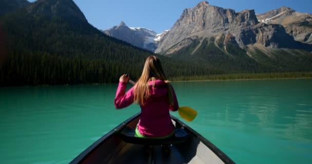 Vue Arrière Une Jeune Femme Caucasienne Ramant Sur Une Rivière — Video