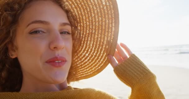 Ευτυχισμένη Γυναίκα Καπέλο Στην Παραλία Γυναίκα Χαλαρώνοντας Στην Αιώρα — Αρχείο Βίντεο