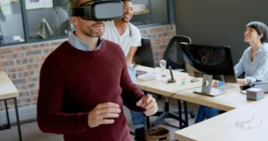 erkek yönetici sanal gerçeklik kulaklık kullanma office. 4 k arka planda çalışma arkadaşları