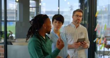 Şirket yöneticileri yapışkan not office üzerinde tartışıyor. Şirket yöneticileri birlikte çalışan 4 k