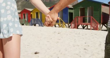 El ele kumsalda yürüyen bir çift. Çift el ele 4 k