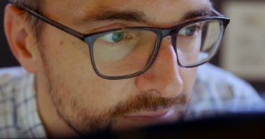 Erkek yönetici bilgisayarda Office masasında çalışıyor. Erkek yönetmeni 4k Close-Up