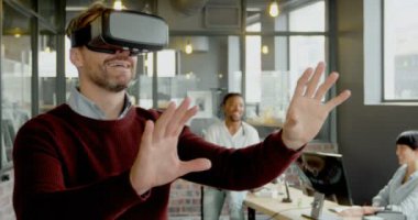 erkek yönetici sanal gerçeklik kulaklık kullanma office. 4 k arka planda çalışma arkadaşları