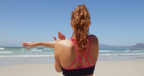 Mujer Haciendo Ejercicio Playa Día Soleado Vista Trasera Mujer Playa — Vídeos de Stock