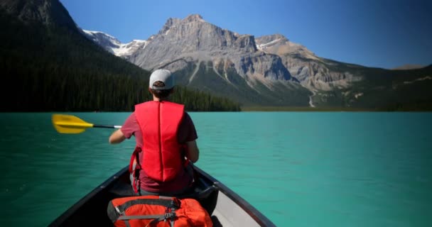 Achteraanzicht Van Jonge Kaukasische Man Roeiboot Aan Een Turquoise Rivier — Stockvideo