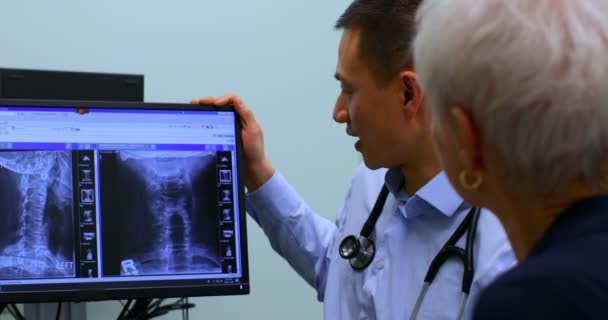 Jovem Médico Asiático Discutindo Sobre Relatório Raio Computador Clínica Doente — Vídeo de Stock