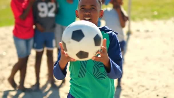 地面にサッカーで遊ぶ少年 少年サッカーに彼の頭を打ち — ストック動画