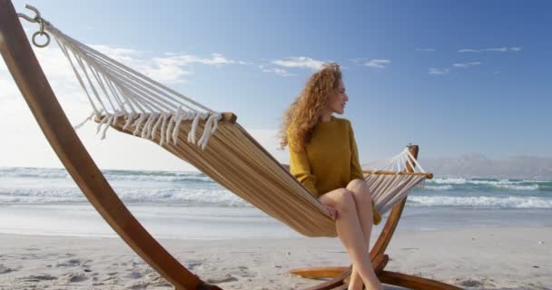 Kvinna Avkopplande Hängmatta Stranden Eftertänksam Kvinna Sitter Hängmatta — Stockvideo