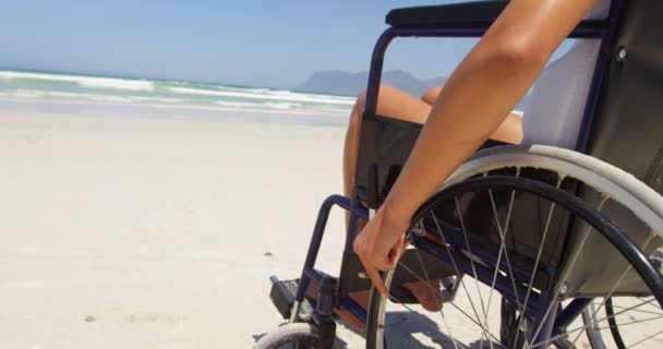 Mulher Com Deficiência Sentada Cadeira Rodas Praia Mulher Atenciosa Olhando — Vídeo de Stock