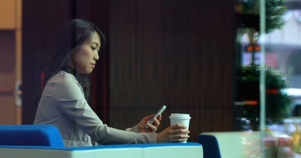 Kobieta Przy Użyciu Telefonu Komórkowego Biurze Kobieta Trzyma Kubek Jednorazowy — Wideo stockowe
