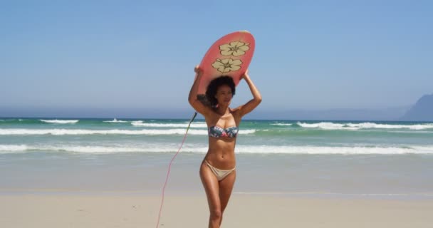 Kumsalda Surfboard Ile Çalışan Kadın Kadın Holding Sörf Tahtası — Stok video