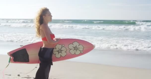女性冲浪者在海滩上带着冲浪板行走 女性冲浪者拿着冲浪板4K — 图库视频影像