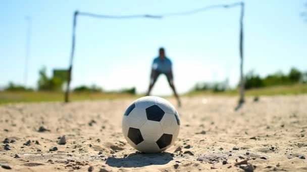 Tekmelemeye Çocuk Ayakta Futbol Üzerinde Duruluyor Goalpost Içinde Belgili Tanımlık — Stok video