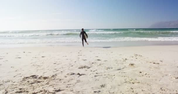 男性冲浪者在海滩上带着冲浪板行走 男性冲浪者拿着冲浪板4K — 图库视频影像